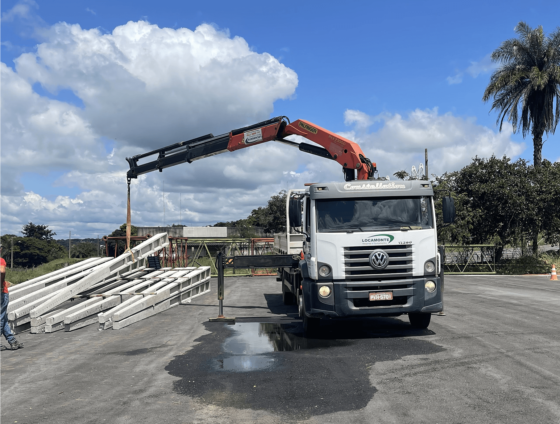 Caminhão de entrega Locamonte