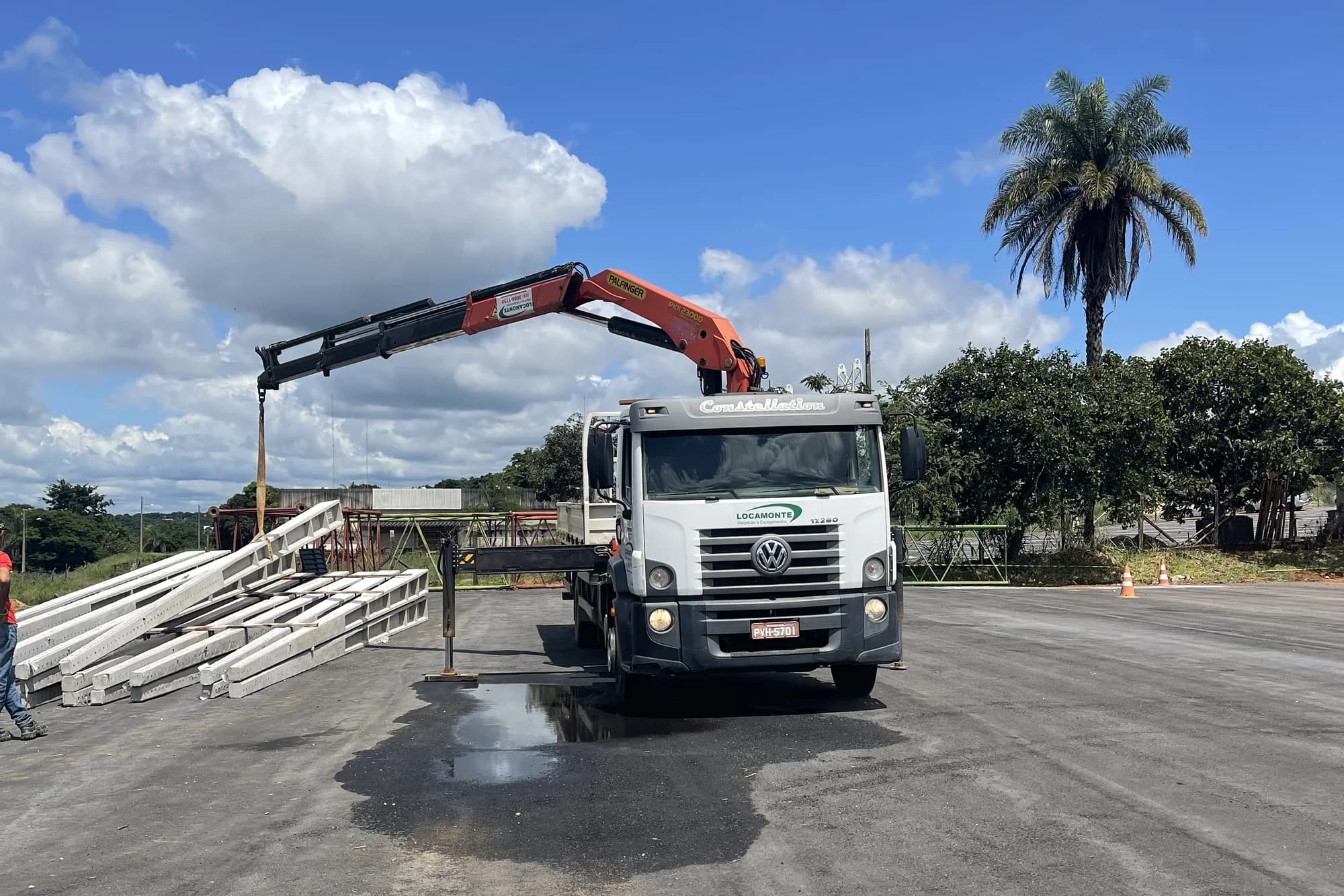 Caminhão munck da Locamonte descarregando peças pré-moldadas